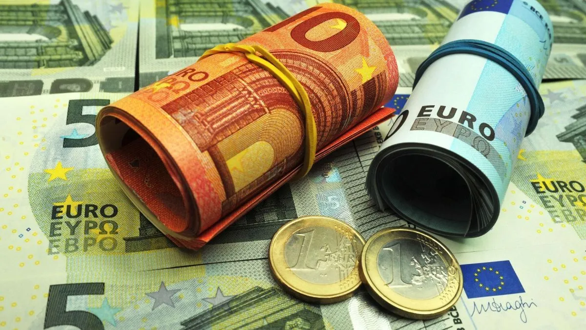 Курс евро достиг 100 рублей, доллар – более 92 рублей