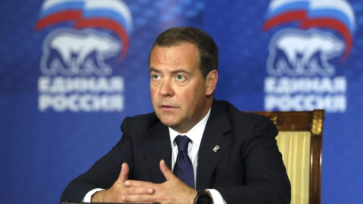 Медведев напомнил о своих словах, что американцы «приползут» к России обратно
