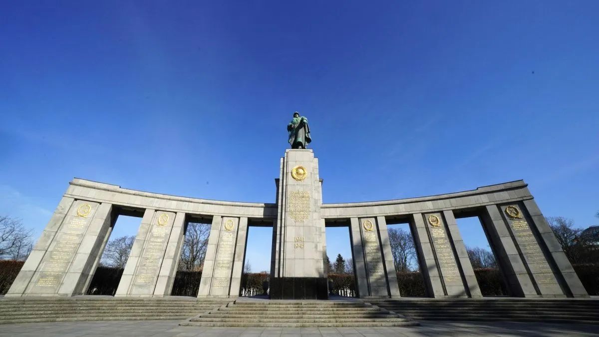 В России завели уголовные дела после осквернения памятников советским солдатам в Германии