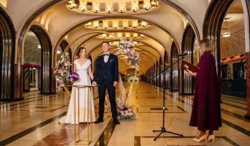 Летний сезон свадеб открылся на станции метро «Маяковская»