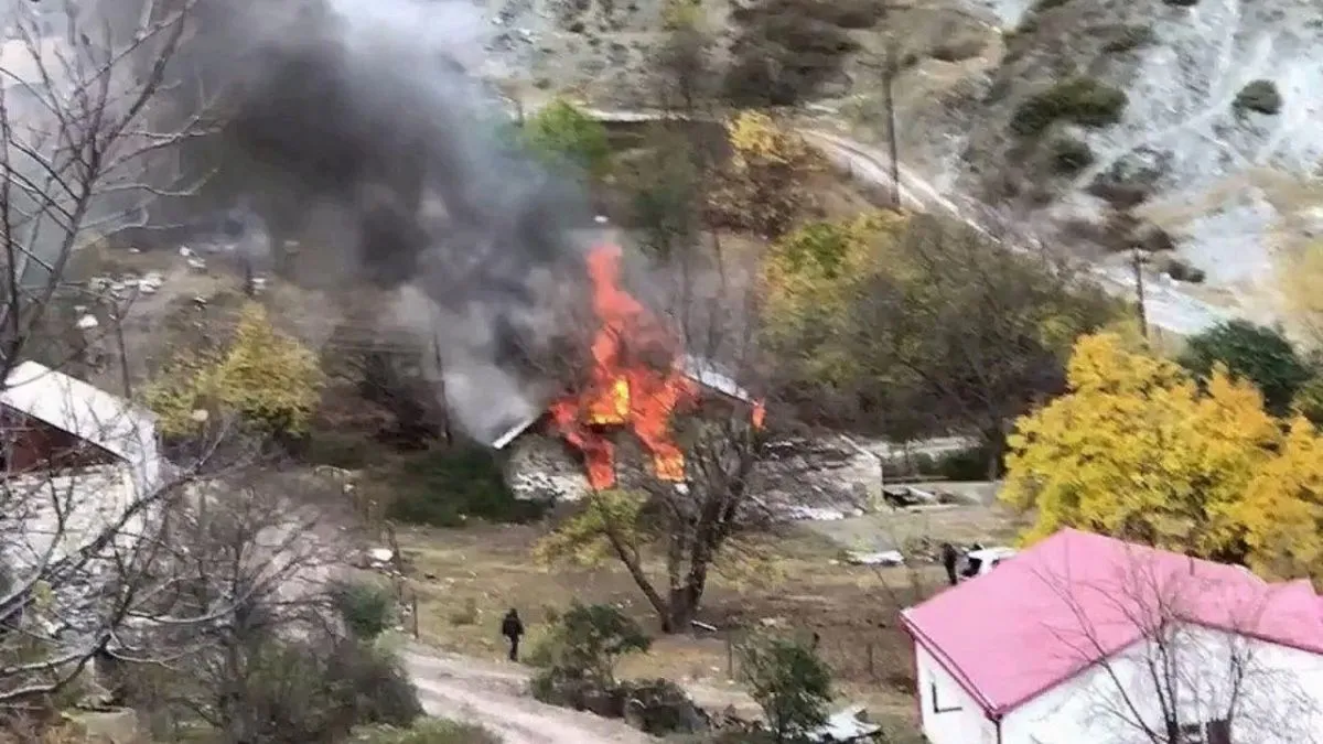 Жители районов Карабаха, перешедшие Азербайджану, сжигают свои дома