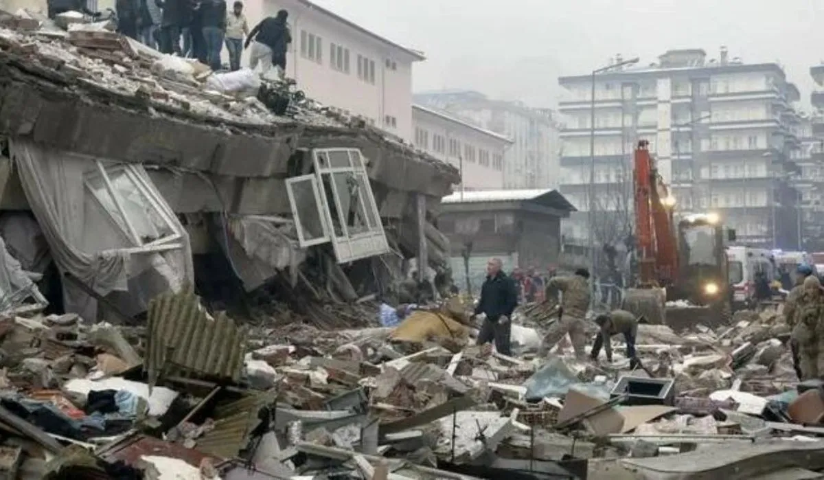 Группу россиян эвакуировали из зоны землетрясения в Турции