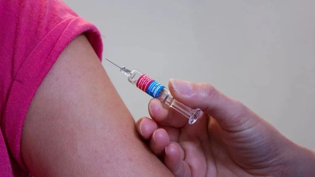 Начинаются испытания третьей российской вакцины от коронавируса