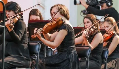 Оркестр из Италии отказался выступать на конкурсе из-за отстранения российских скрипачек