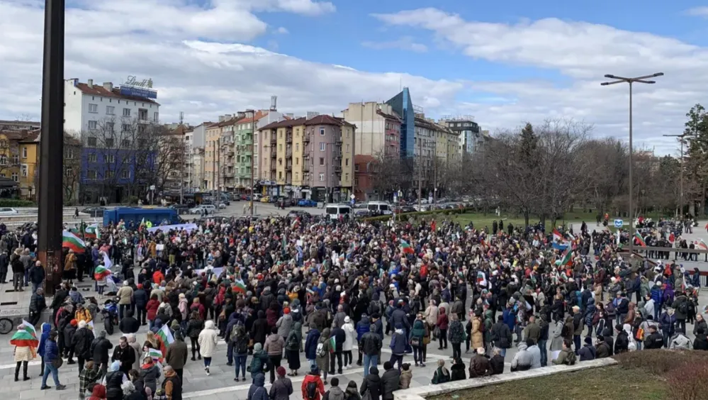 Жители Болгарии вышли на акцию с российскими флагами