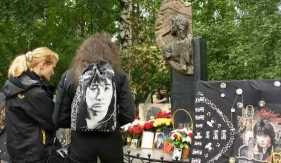 Камеры с распознаванием лиц появятся у могилы Цоя в Петербурге