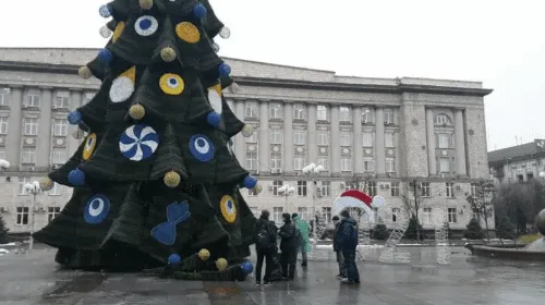 Новогоднюю елку украсили "оком дьявола" на Украине