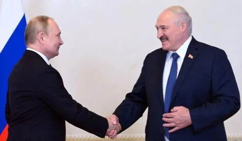 Путин поздравил белорусского президента с Днём единения народов