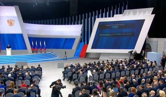 Путин рассказал об увеличении МРОТ и новом национальном проекте "Кадры"