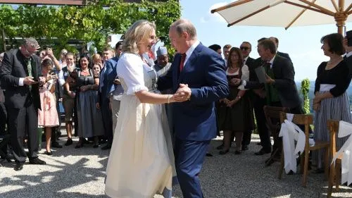На ВЭФ приехала экс-глава МИД Австрии, с которой на свадьбе танцевал Путин