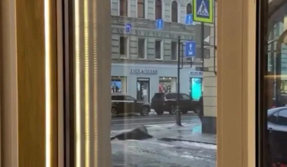 В Петербурге на дороге за 20 минут поскользнулись несколько человек