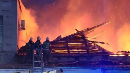 В Симферополе потушили пожар площадью 1000 кв. метров