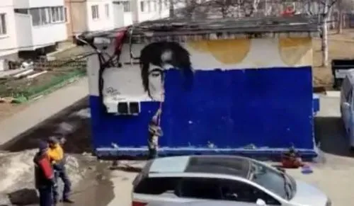 В центре Южно-Сахалинска закрасили граффити с Земфирой*