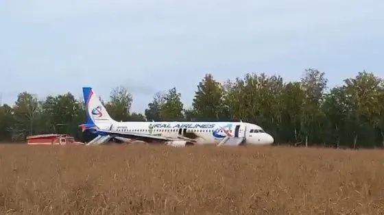 В Росавиации раскрыли подробности аварийной посадки в поле самолёта «Уральских авиалиний»